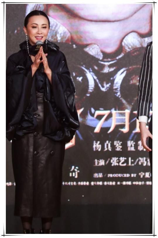 刘嘉玲终于不扮嫩，52岁尽显女王范，网友：脚上的鞋子看着就冒汗