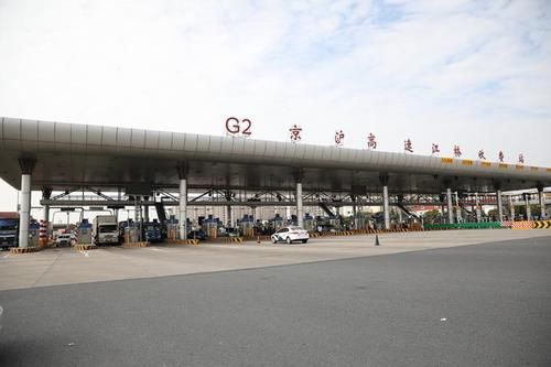  [人工车道]全国高速公路切换新系统首日：ETC收费车道通畅，人工