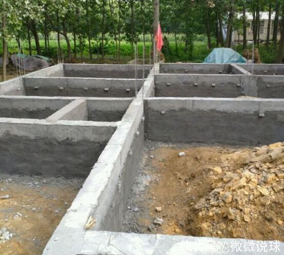 地基抬高1.2米惹不满，砸60万建三层，完工后邻居们无话可说