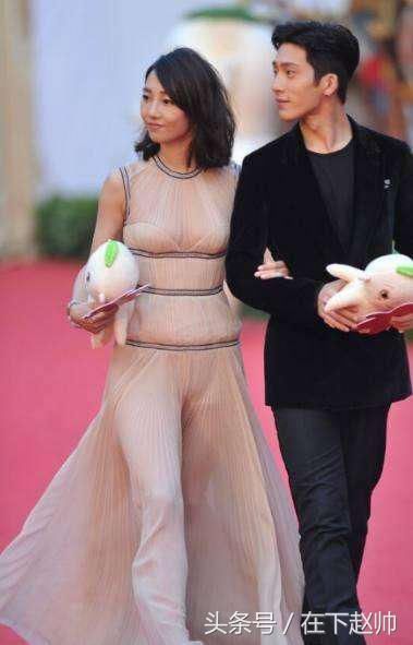 白百何越来越大胆了！紧身裙印出三角区，井柏然眼都不知往哪看了