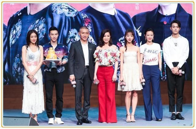 冻龄只服佘诗曼!43岁穿印花一字肩嫩成初恋,撞上热巴都丝毫不差