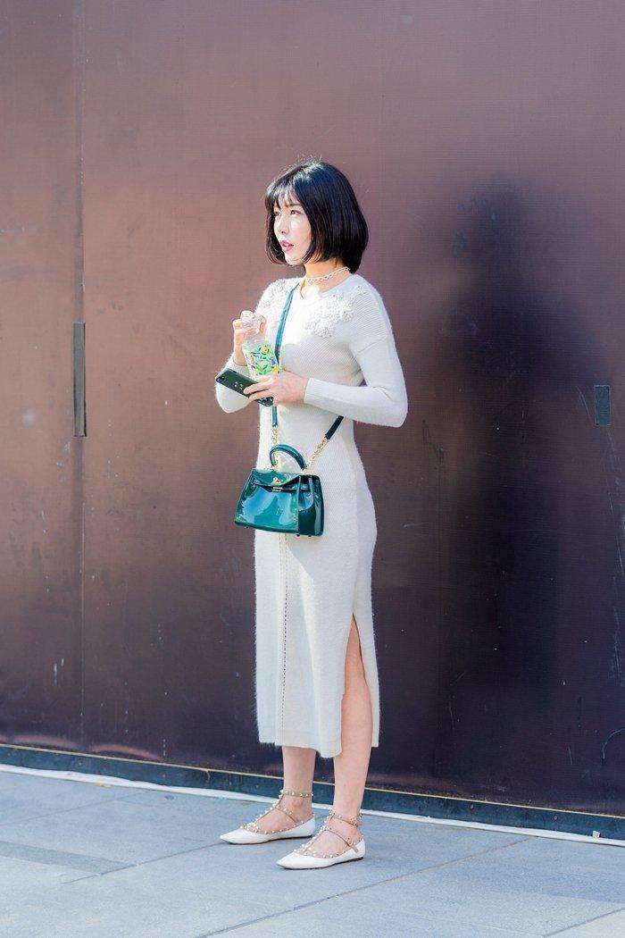 街拍: 窈窕的美女, 白色连衣裙穿得婀娜多姿, 透露着纯洁美感