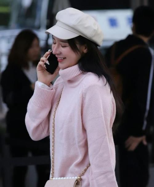『气质』街拍:芳菲妩媚的美女,一件黑色连衣裙外搭外套,时尚达人气质
