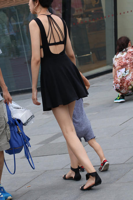 街拍：如此复杂的裙子，她到底是怎么穿的呢？