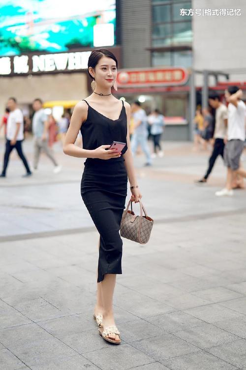 街拍：夏季很多人都秀美腿，而她们秀上围，图5的身材不要太好了