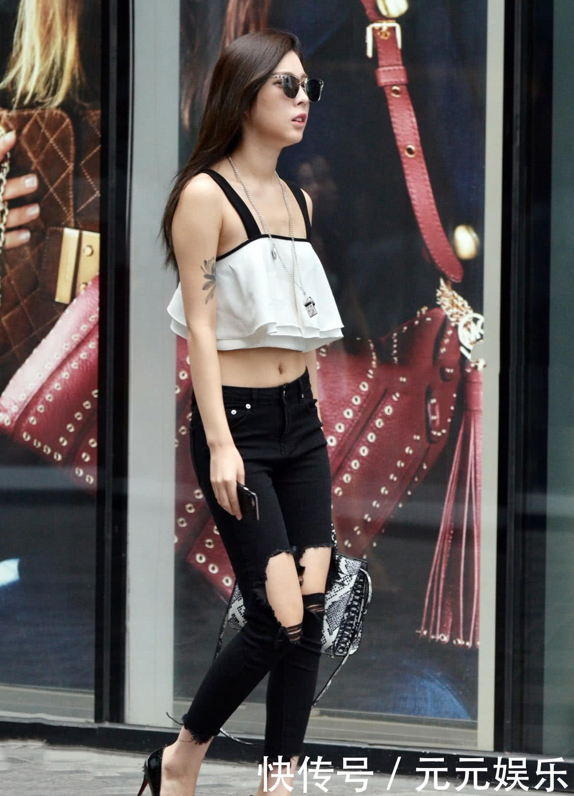 气质小姐姐破洞牛仔大秀纤细筷子腿，吊带背心尽显御姐范儿