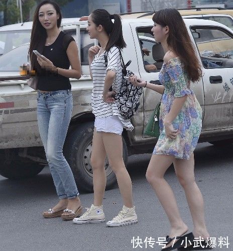 街拍: 三个青春亮丽的小姐姐, 有颜值有身材, 一个比一个靓
