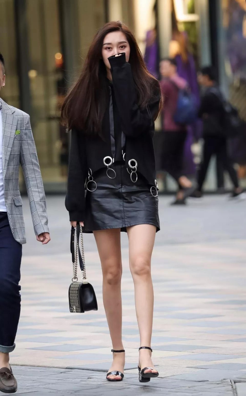 街拍：超漂亮长得真好看穿皮裙的长腿性感大美女