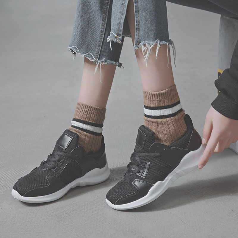 怪不得老婆不穿高跟鞋,刚上新的“小白鞋”,简约舒适忒洋气