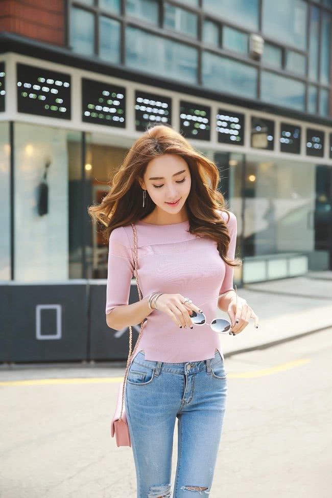 街拍：身材高瘦又年轻的姑娘，这么时尚的风格令人赏心悦目