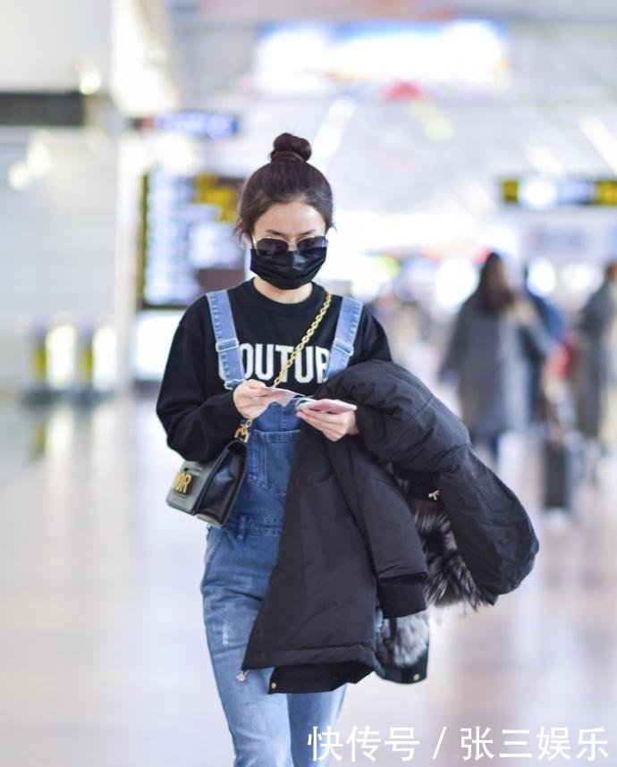 赵丽颖心真大, 背带牛仔裤都能穿出短粗腿, 网友: 简直不能接受