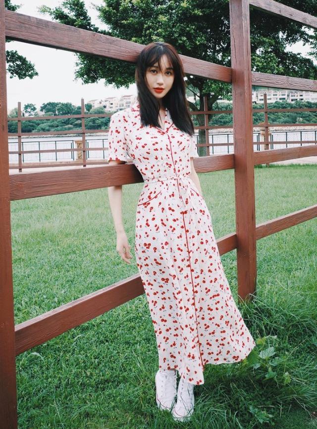 李菲儿的裙子不到2百块，穿成上万大牌感还很显腿长，这款必火！