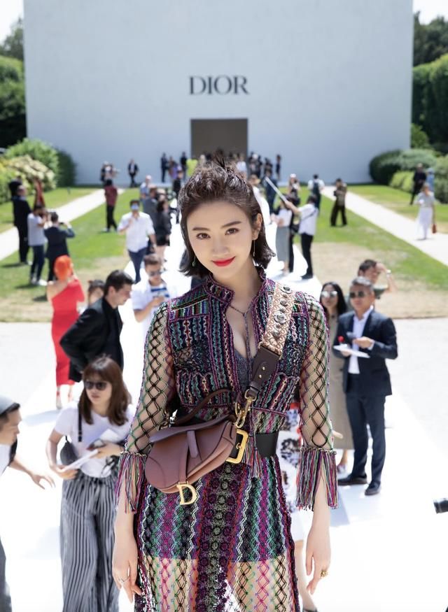 都认为超模的腿已经够长，看到景甜穿超短裙后，都沉默了!