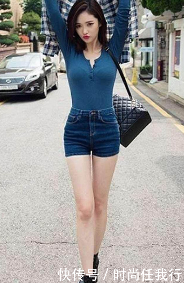 街拍：阳光朝气的紧身牛仔裤美女，身材一级棒