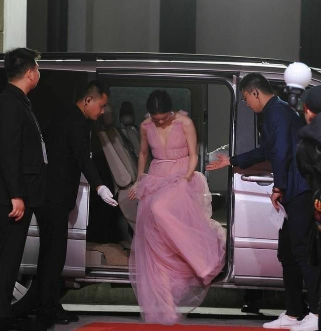 倪妮的淡紫色仙女裙现身，网友：胸都勒出腹肌了！