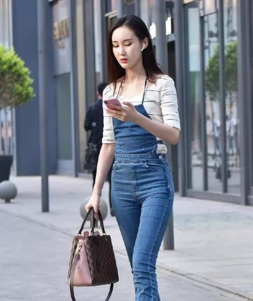  #美女#美女时尚街拍：沉鱼落雁的美女，一件碎花吊带的连衣裙，时尚优雅大方美丽