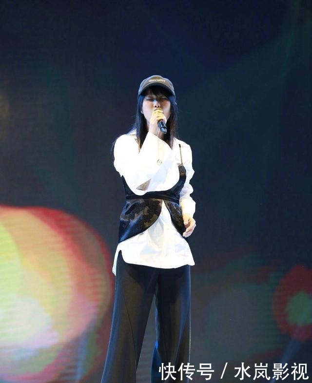  「蓝色」杨澜穿一袭湖蓝色缎面裙尽显优雅气质，这才是中年女性该有的模样