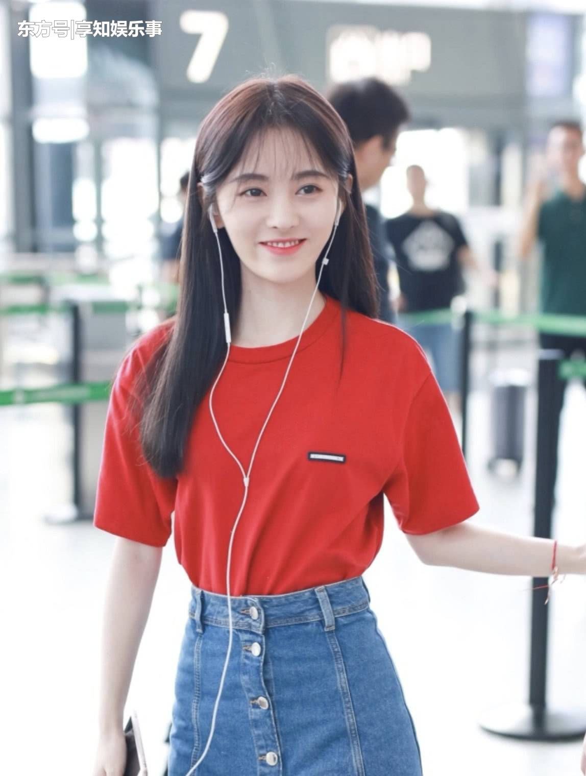 厉害了!鞠婧祎的腰连这么窄的裙子都能塞进去，不愧是80斤美女