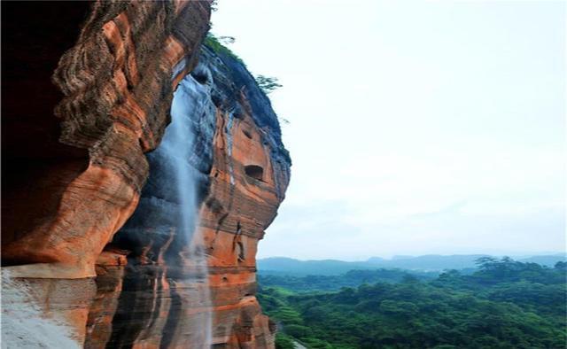 中国最牛寺庙，建于百丈悬崖上千年不倒，寺中修行者常年隐居不出