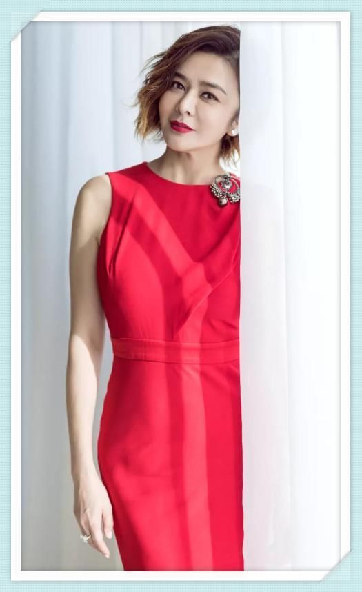 张凯丽56岁，关之琳也56岁，二人同穿红色裙，差距竟如此尴尬？