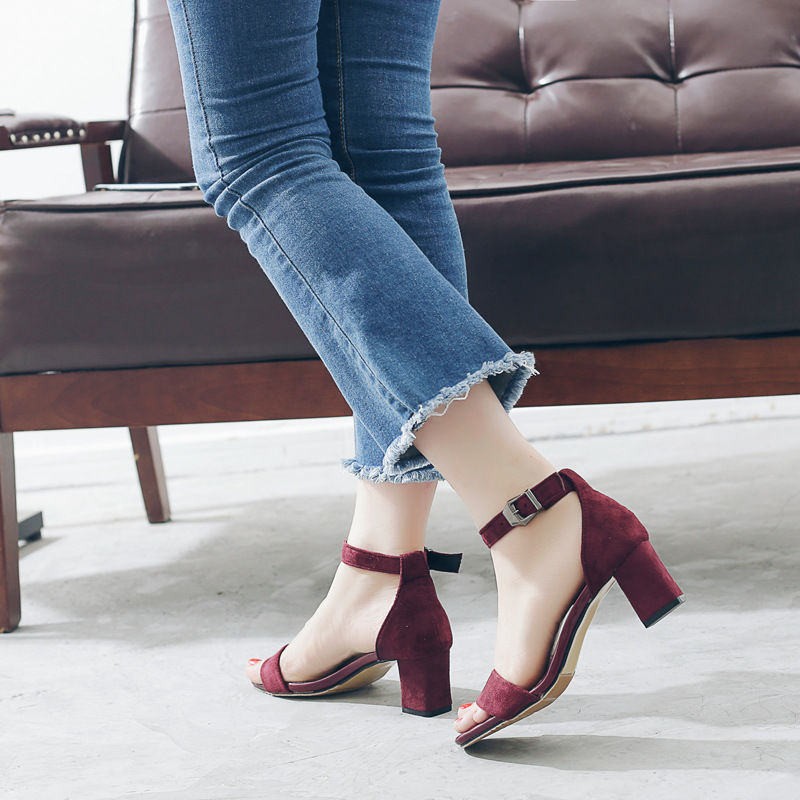 拖鞋虽然方便，但不够正式，选一款时尚简约的凉鞋吧