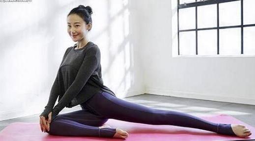 身材曲线感强的小姐姐搭配打底裤，展现的身段更为傲慢，气息迷人