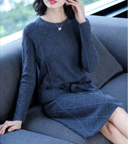 别再穿打底裤了，穿上新出炉的“毛衣裙”去逛街，保证回头率满满