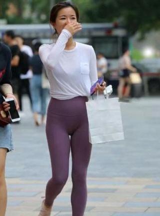 穿打底裤显得十分干净利落,搭配显得活力十足!