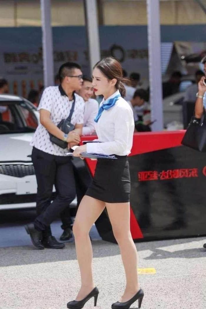 炎热的夏季，黑丝袜配小高跟不失为一个既美丽性感又清凉的装扮!