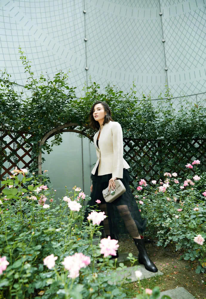 宋佳再次晒出自己的美照，美人配美景，清爽养眼