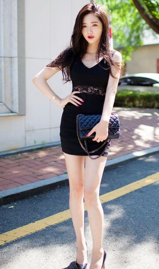 时尚街拍：紧身包臀裙：英姿飒爽的城市美女，穿出曼妙身材，彰显