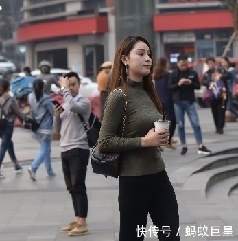 【 底裤】简约时尚的装扮带来潮流气,街拍:性感紧身打底裤小姐姐