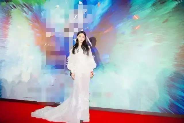 张馨予穿紧身鱼尾裙，好身材挡不住