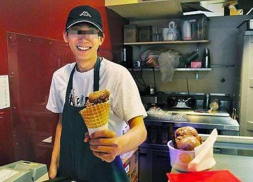 乞丐要口水喝,店员让其滚出去,随后送了一杯粥