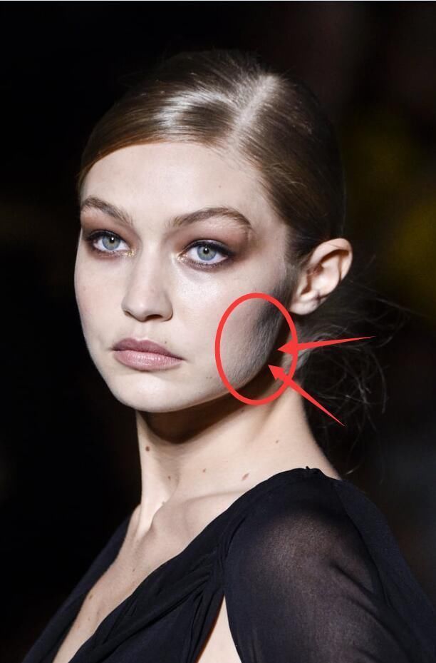 吉吉现身纽约时装周!“破旧不堪”背心真洋气，台上尽显完美身材