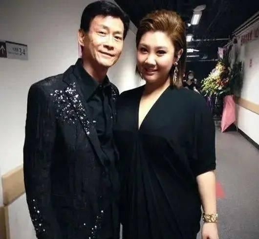  「看起来」胖女孩郑欣宜在家里练舞，180斤依然美丽的信心，全身坠肉更看起来美丽动人！