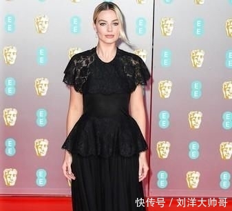 『口红』小丑女搽口红秀名表 搭黑西装又帅又美