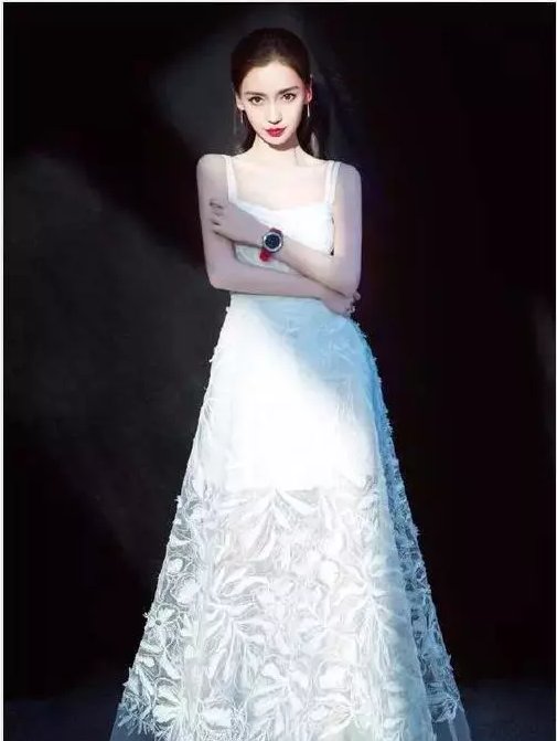 奶茶妹妹与杨颖穿白色吊带裙，网友:豪门的蝴蝶骨一般人可比不了