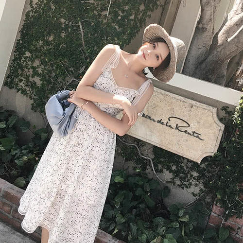 夏日穿吊带裙，性感魅力更撩人，散发浓浓的女人味儿！