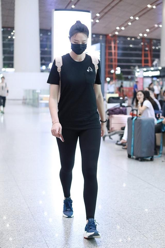 曾经的女排队长惠若琪穿打底裤现身，看完她的腿后惊住了，网友：