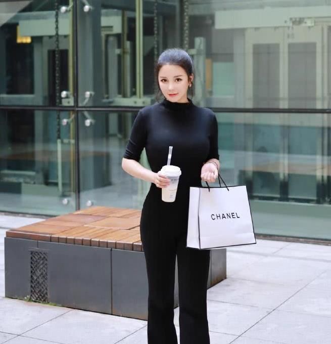  #倾城#一貌倾城的小姐姐,一条灰色百褶裙,时尚曼妙好身姿!