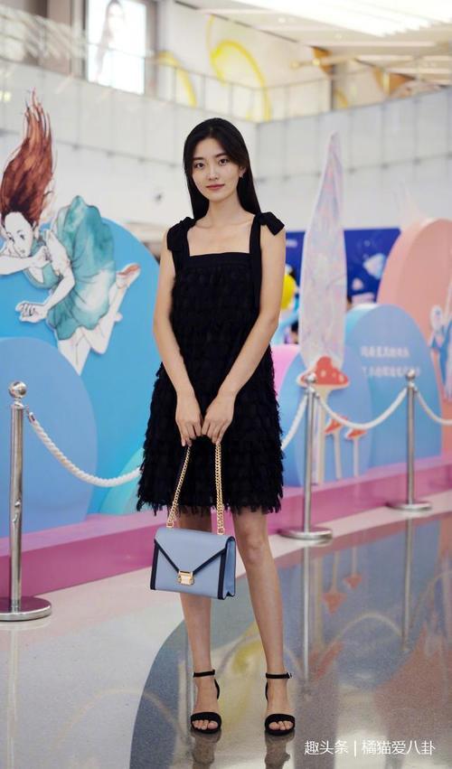 路人街拍，美女穿着时尚又不显拘谨，身材苗条，颜值满分