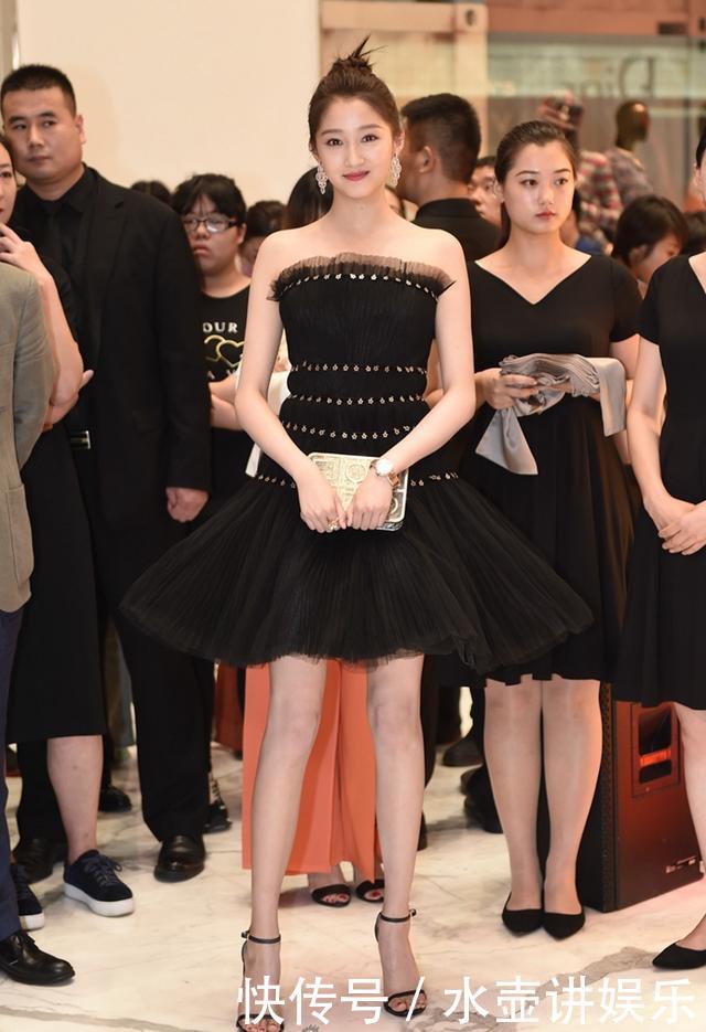 关晓彤低调现身，全黑look帅翻天，“筷子腿”惊艳众人！