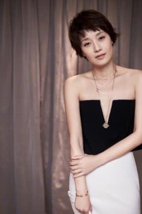 马伊琍也开始玩性感！小背心穿得好高级，一般人还真挂不住！