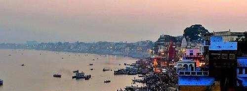 奇葩印度:男女老少在飘满垃圾的恒河里混浴,还用木棍刷牙