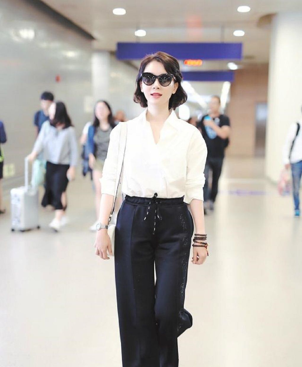  阔腿裤@奔四奔五的女人,少穿大衣打底裤,瞧下面潮人这样穿,时髦又减龄