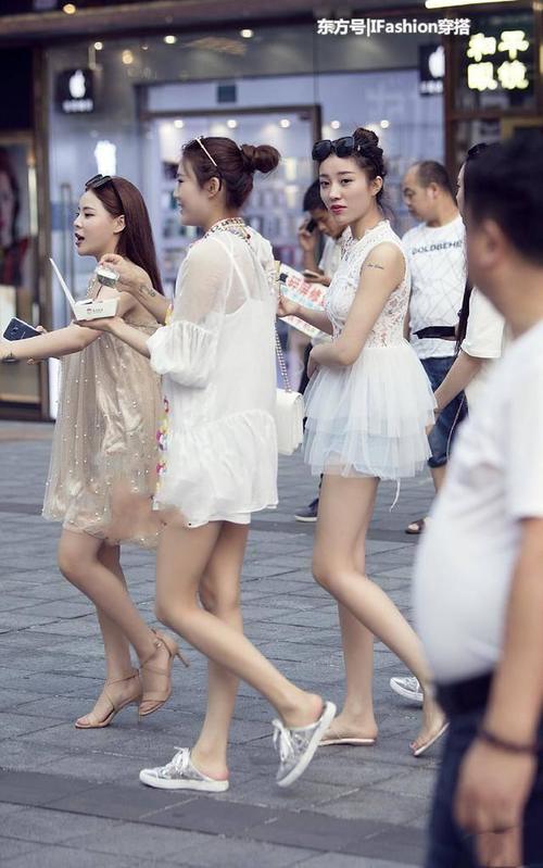 街拍:美女搭配时髦性感,好身材给100分也不为过!