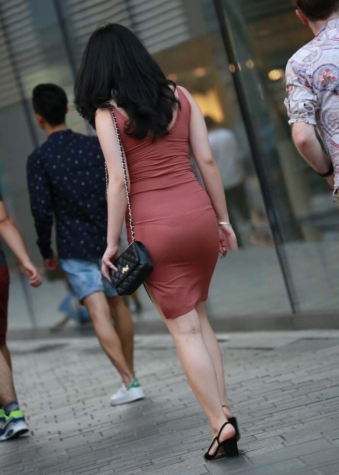 街拍：紧身包臀裙凸显成熟女人丰腴身材，这样穿和不穿没区别