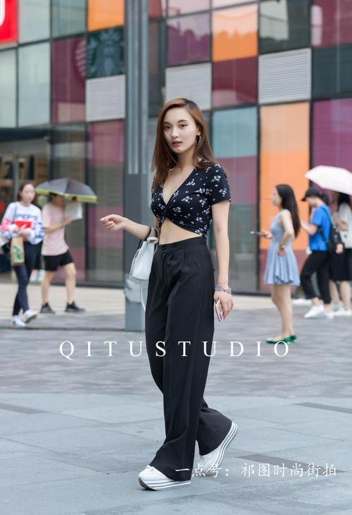 三里屯街拍：个性时尚性感魅力的小姐姐，大家喜欢么？
