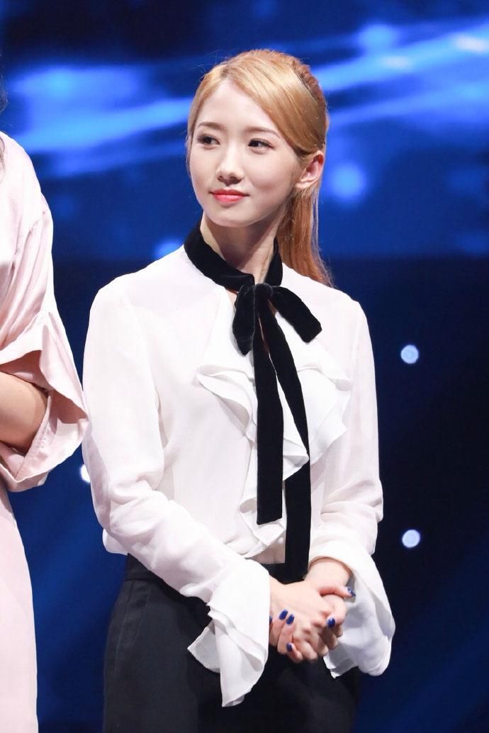 孟美岐性感饭拍写真图片